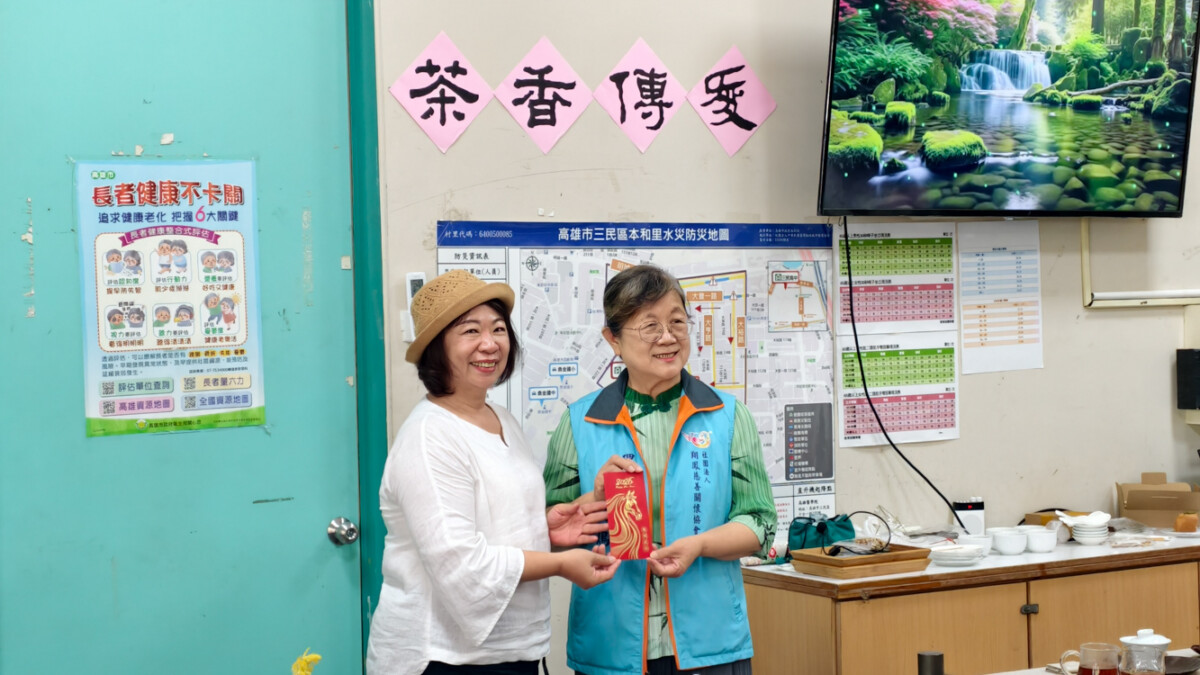 ▲茶聊師們將當日課程所得全數捐贈予「社團法人翔鳳慈善關懷協會」，用於弱勢學童的生活照顧與教育支持。（圖/記者黃淑貞攝）