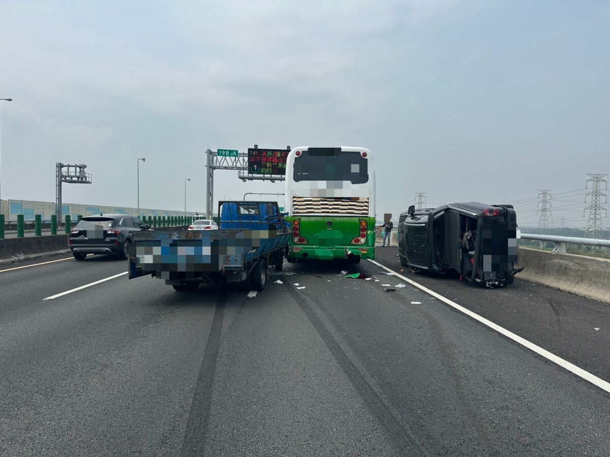 國道3號彰化北上3車追撞　小貨車側翻幸無人傷