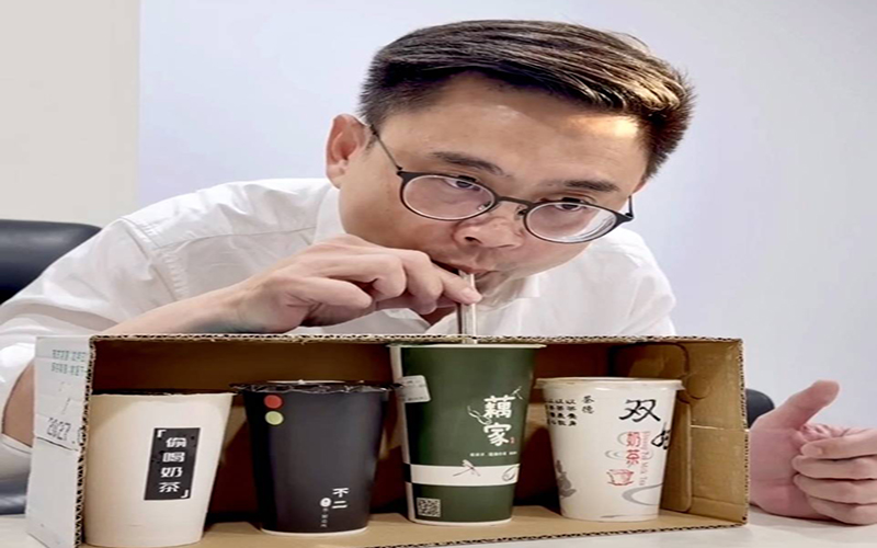 ▲賴瑞隆實際試喝珍奶盲測。（圖/賴瑞隆競選辦公室提供）