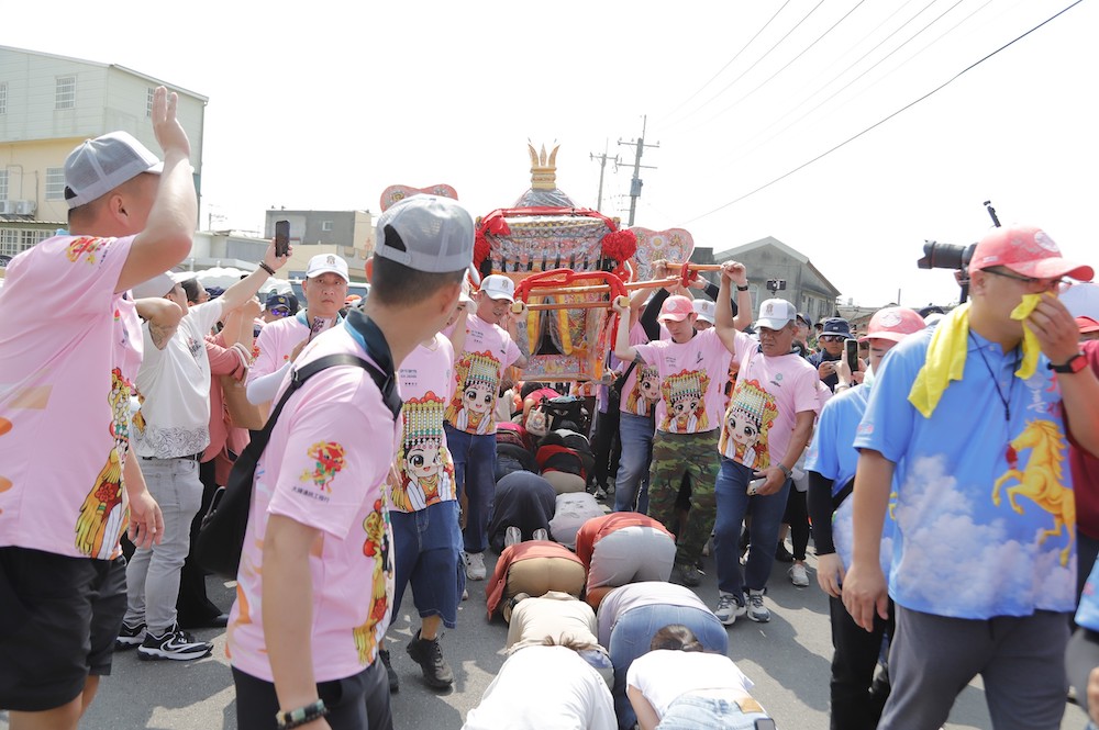 大甲鎮瀾宮媽祖遶境抵達雲嘉交界，嘉義縣長翁章梁、奉天宮董事長何達煌等嘉義地區各界同往接駕。（圖/嘉義縣政府提供）