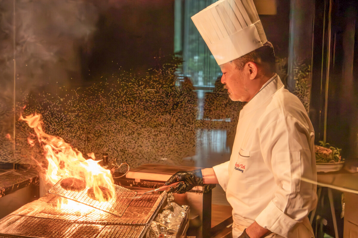 ▲岡本主廚長年深耕鐵板料理領域，擅長以精準火候與細膩手法，引導食材在最適當的時間。（圖/THE AMNIS然一酒店提供）