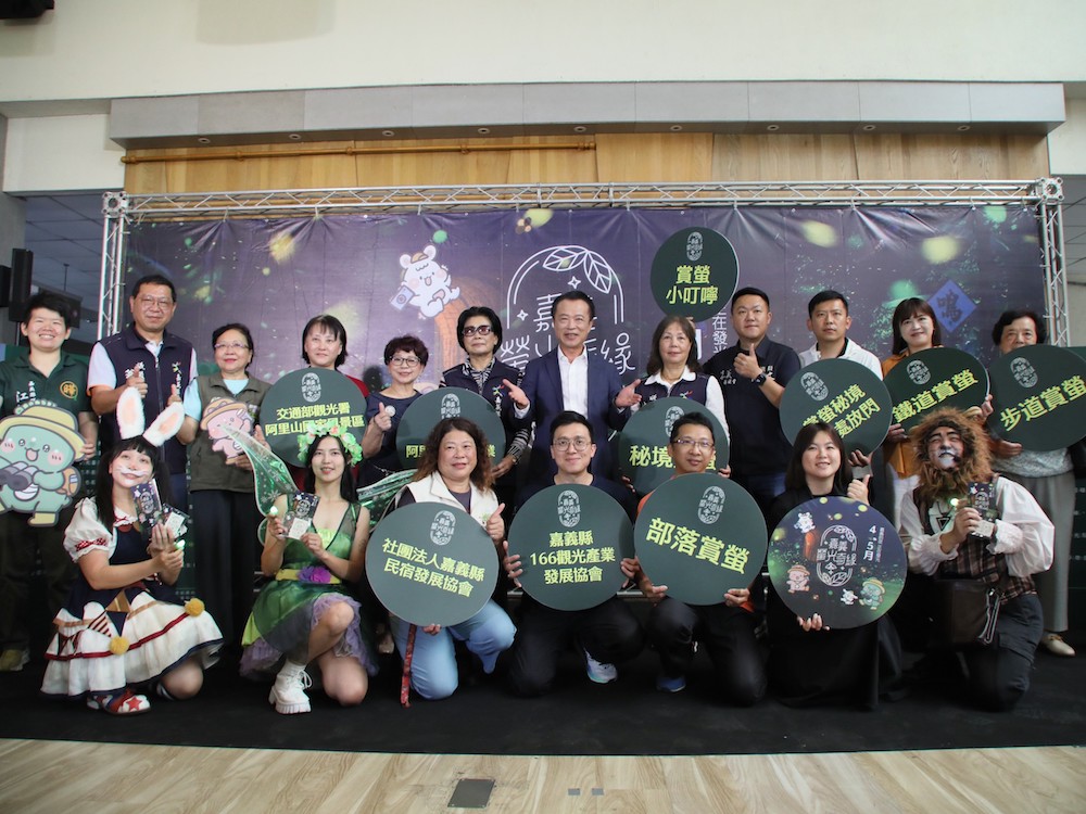 嘉義縣長翁章梁邀請全台家長帶孩子來到嘉義，透過賞螢活動增進親子感情。（圖/嘉義縣政府提供）