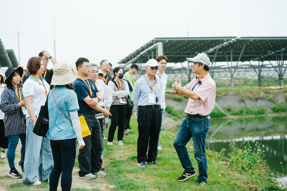 台泥綠能讓旅人走進嘉義布袋漁電案場，親身體驗綠能開發與地方創生的共生共榮。（圖/台泥綠能提供）