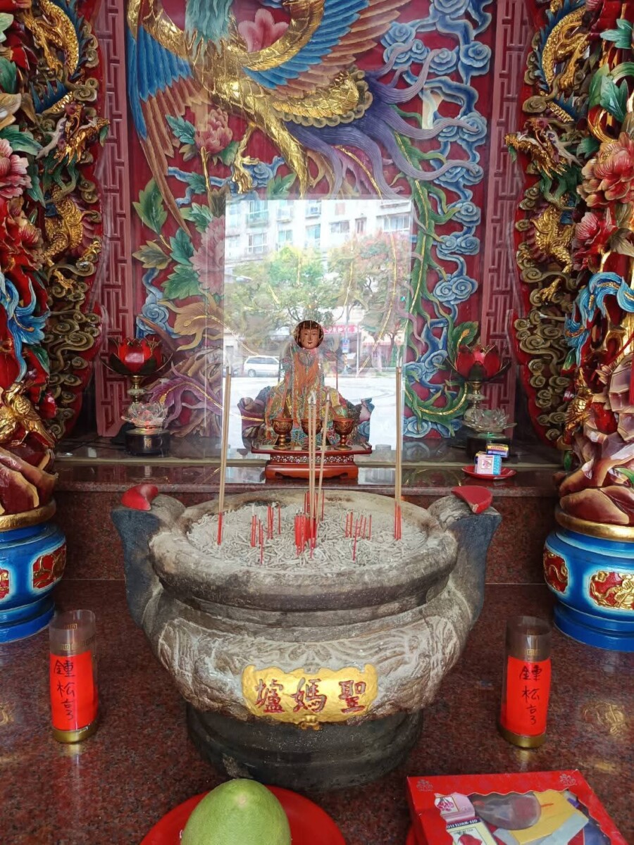 三峽姑娘廟的聖媽黃尾娘已經是當地民眾在地信仰的延續，更是社會溫暖傳遞的展現。(影像由記者郭晉嘉拍攝)。