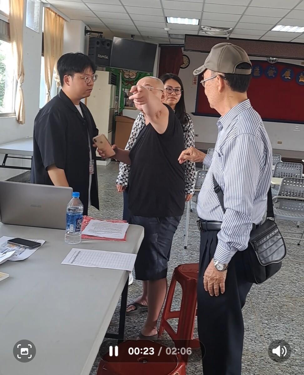 該名光頭男當下竟轉頭還指著記者，怒斥「你在拍我，我要告你！」，引發現場民眾議論紛紛。(影像由記者郭晉嘉拍攝)。