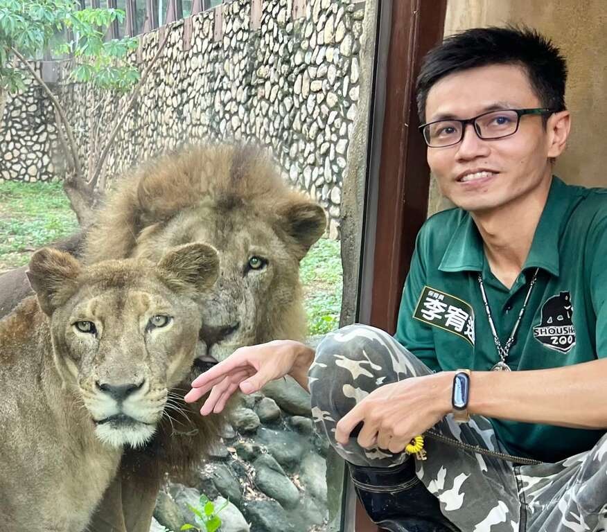 保育員李宥逸不捨表示，從壯年相遇到相伴如家人，「二哥」堅強走過生命歷程，這段時光將永遠珍藏心中。（圖／壽山動物園FB 翻攝）