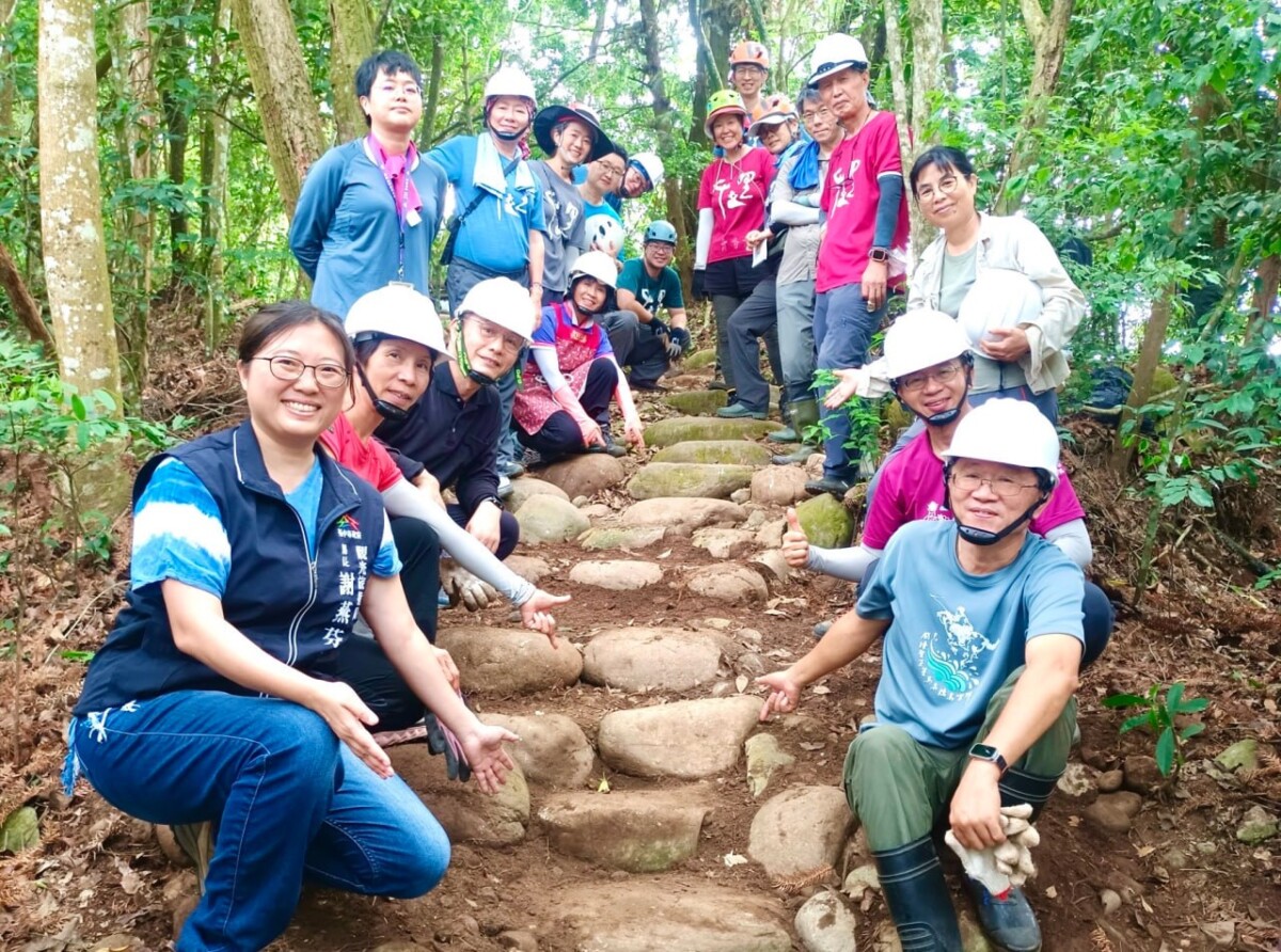 ▲近50人投入步道修繕，以雙手搬石、砌階、整地，實踐低碳永續理念。(圖/中市府提供)