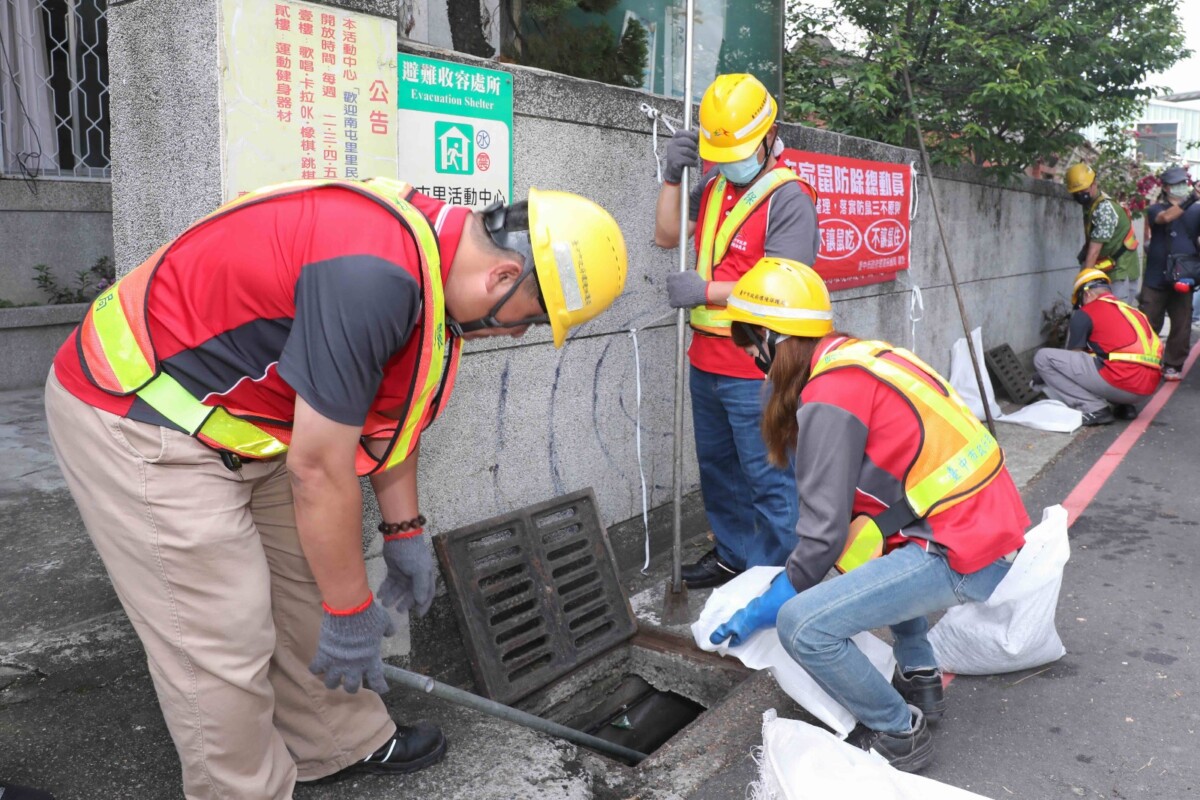 ▲清理污水下水道與側溝。(圖/記者顏淑娟翻攝)