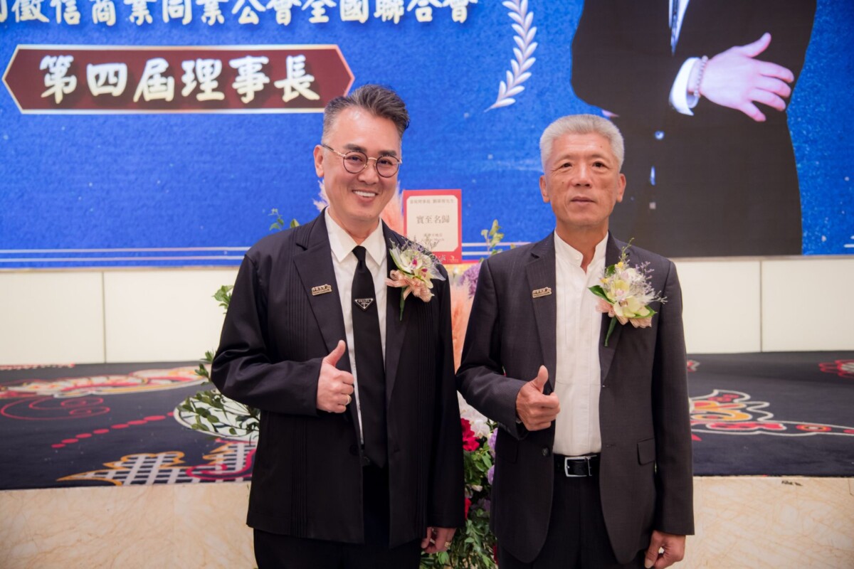 ▲中華民國徵信商業同業公會全國聯合會的前後任理事長交接，期許徵信社夥伴都能正義公平處理案件。(圖／徵信公會提供)