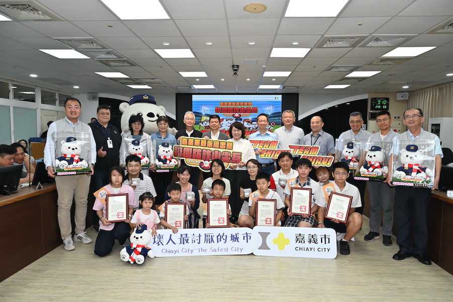 黃敏惠市長表彰學校積極參與「防詐偵探任務」推廣成效，親自頒獎感謝各校投入。（圖/嘉義市警察局提供）