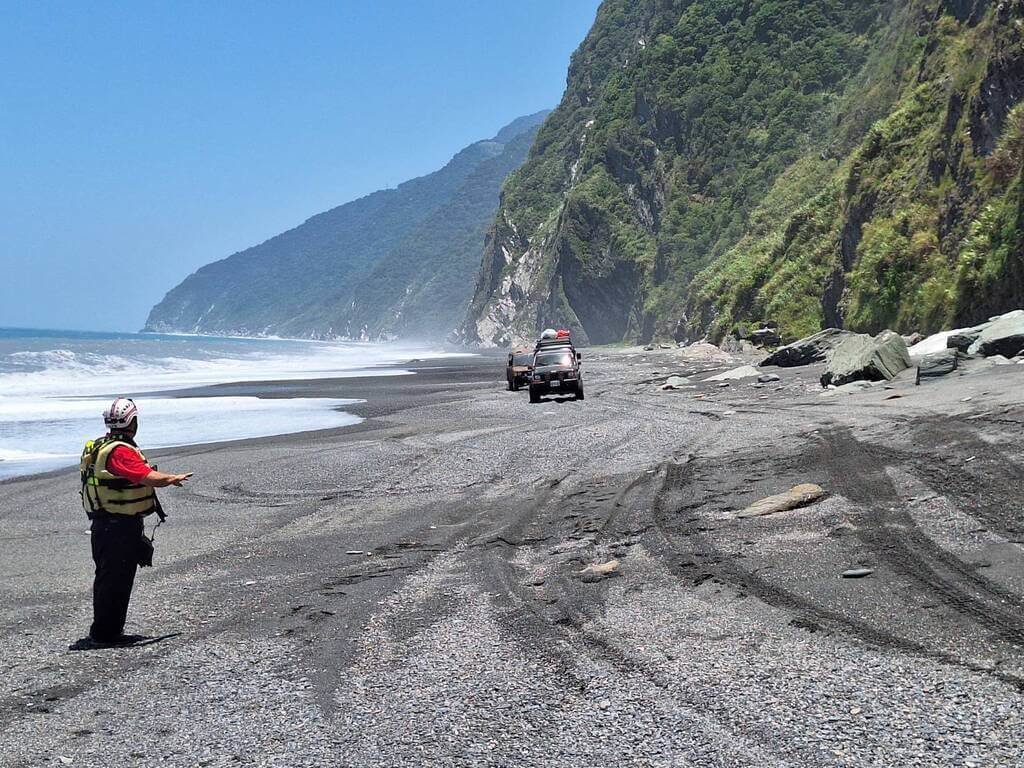 7車受阻海蝕洞外　南澳神秘海灘25名遊客全數平安脫困