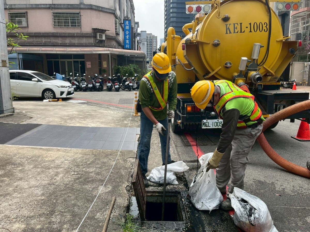 ▲環保局清淤下水道。(圖/中市府提供)