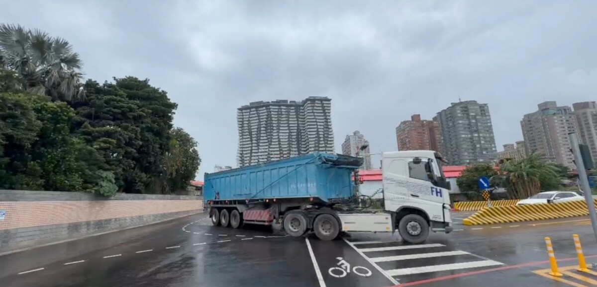 淡江大橋通車新制上路　15噸大貨車假日全面分流管制