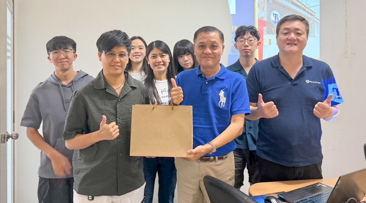 ▲國立高雄大學師生參訪校友企業泰雙利紙器印刷有限公司。（圖/高雄大學提供）