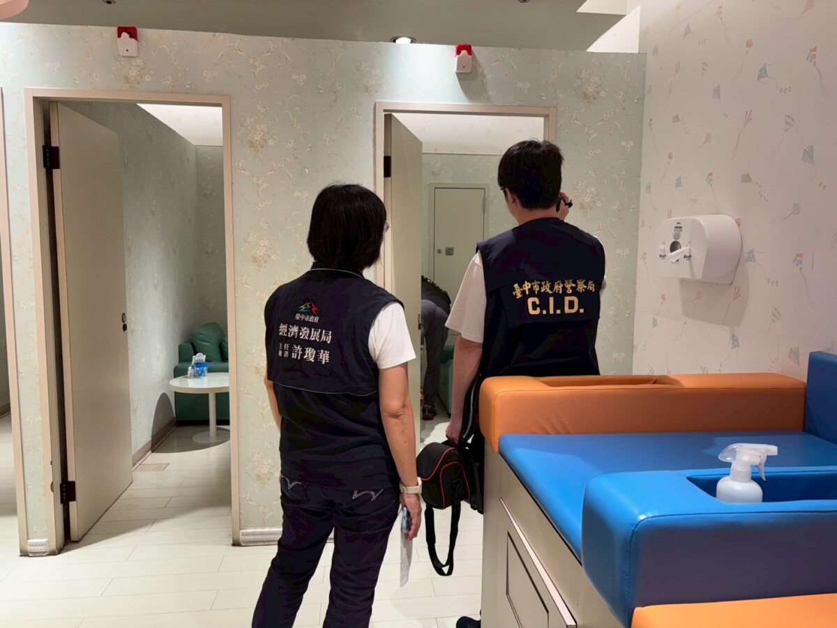 ▲大遠百百貨賣場稽查。(圖/中市府提供)