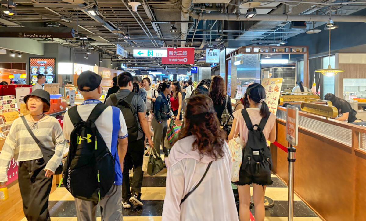 ▲【新光三越高雄左營店】館內多間人氣餐廳於用餐尖峰時段更出現排隊人潮，整體買氣持續升溫。（圖/新光三越高雄左營店提供）
