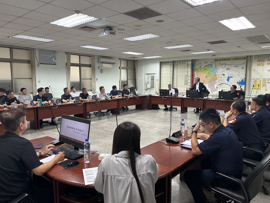 嘉義地檢署蔡宗熙檢察長親赴警察局，對全體司法警察同仁進行查察賄選法令及技巧之重點宣講。（圖/嘉義地檢署提供）
