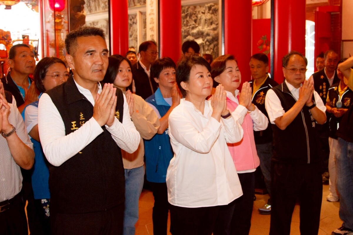 ▲台中市長盧秀燕今(9)日前往梧棲浩天宮參拜祈福。(圖/記者顏淑娟翻攝)