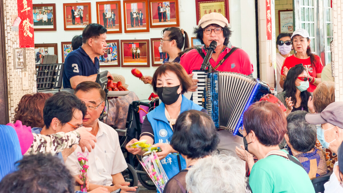 ▲高雄知名手風琴走唱藝人陳紀揚，以懷舊經典老歌搭配悠揚手風琴旋律，串起人與人之間的情感交流，為現場增添濃厚人情味。（圖/記者黃淑貞攝）