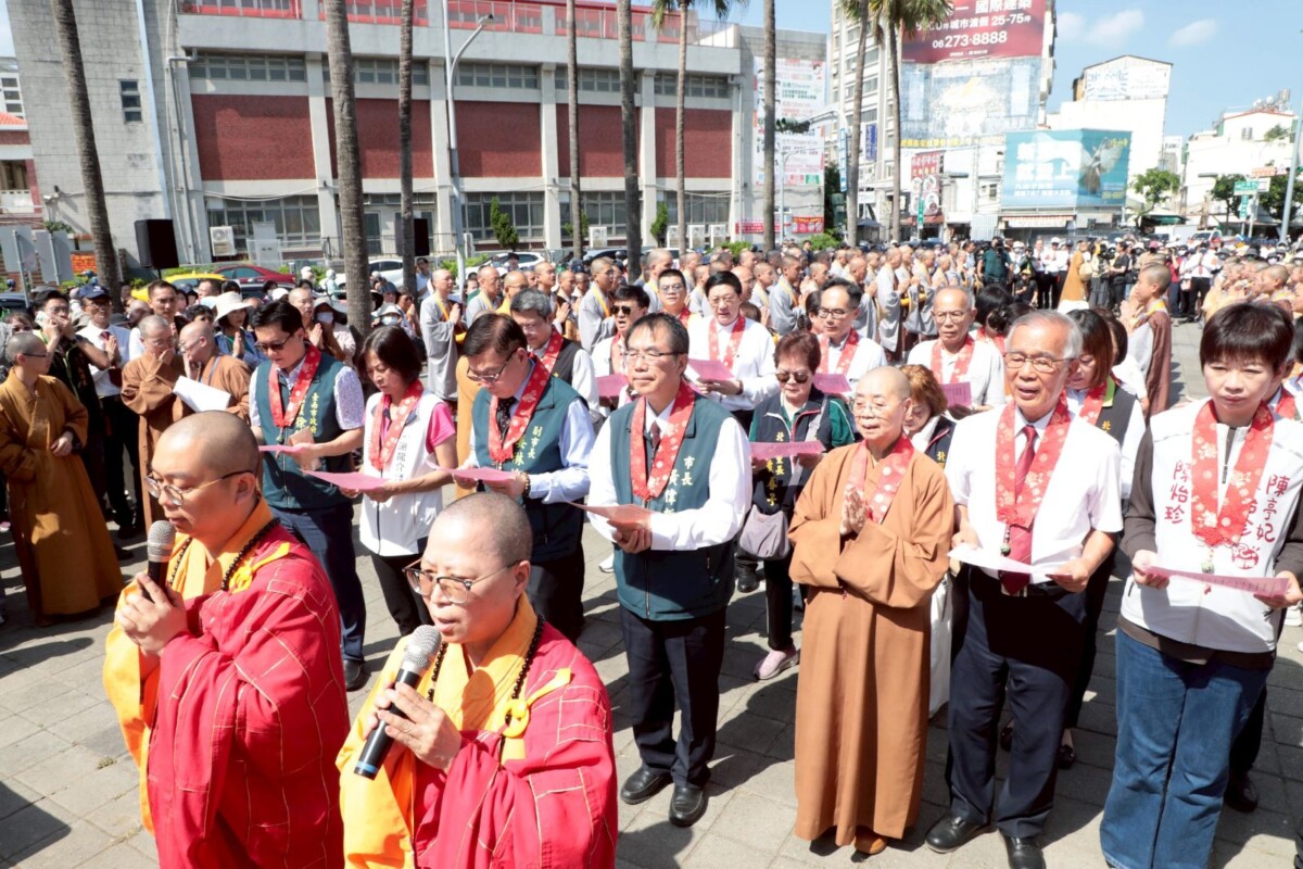 佛光山開山60週年行腳托缽抵台南　黃偉哲感謝為這片土地祈福
