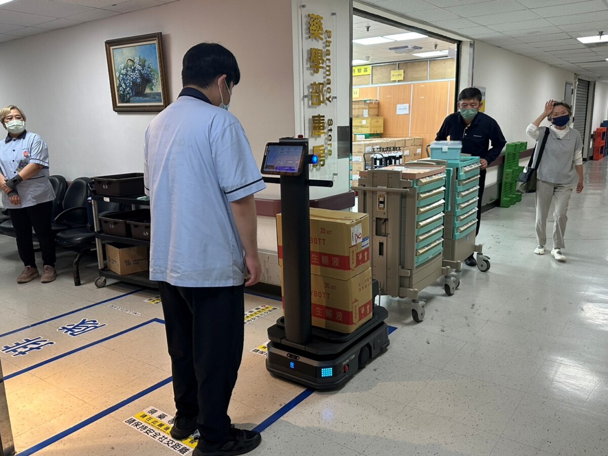 智慧醫療物流 高雄榮總導入PUDO T300機器人