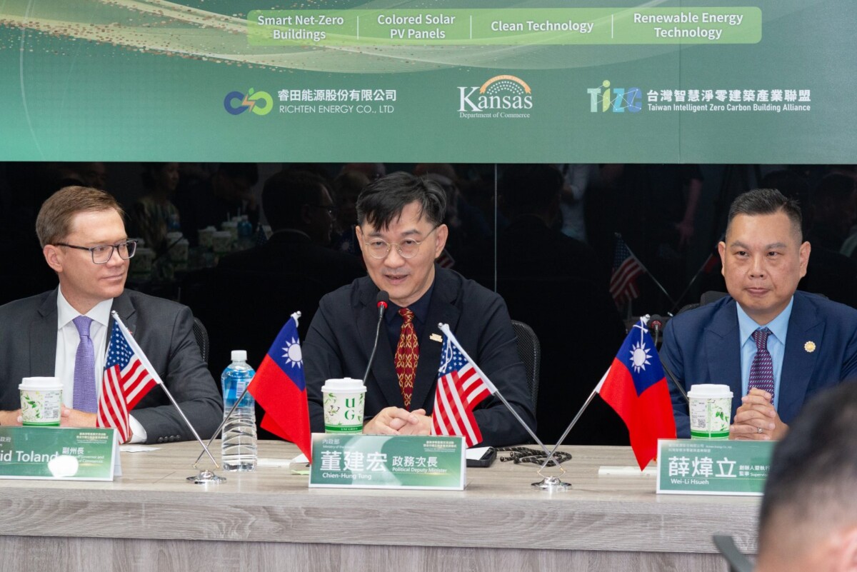 ▲臺美產官研代表於 MOU 簽署見證儀式合影，象徵臺灣淨零建築技術從在地實證邁向國際合作。（記者 李堂安 翻攝）