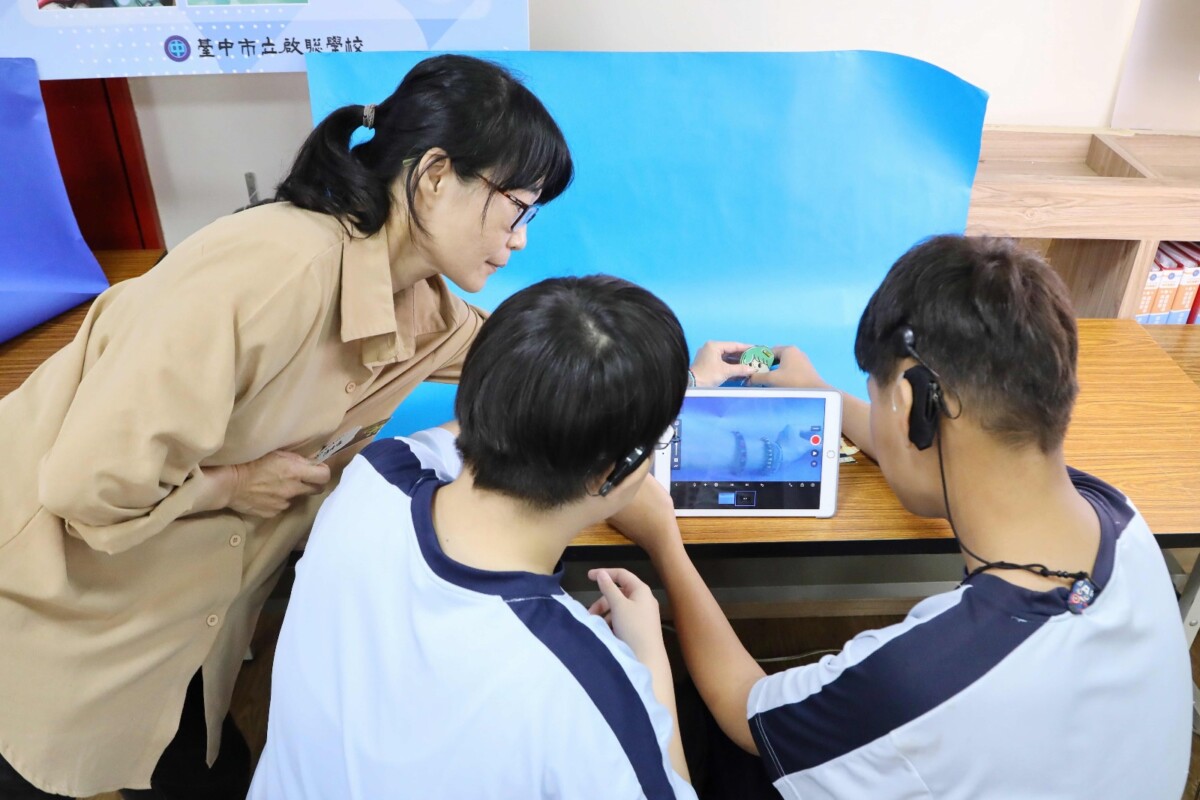 ▲張淑滿老師指導學生操作情形。(圖/中市府提供)