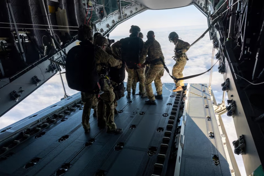 英軍傘兵空降世界最孤立島嶼　緊急馳援疑似漢坦病毒疫情