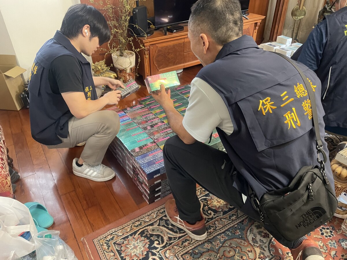 ▲保三總隊第二大隊高雄偵查分隊查獲吳姓主嫌擁有非法加熱菸共計4,780包（記者 李堂安 翻攝）
