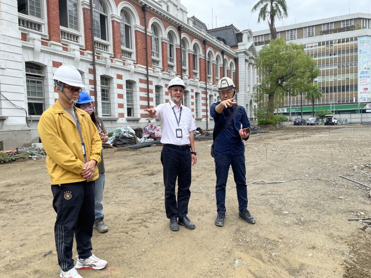 ▲文資處長李智富視察州廳工地，巡視戶外施工工項。(圖/記者顏淑娟翻攝)