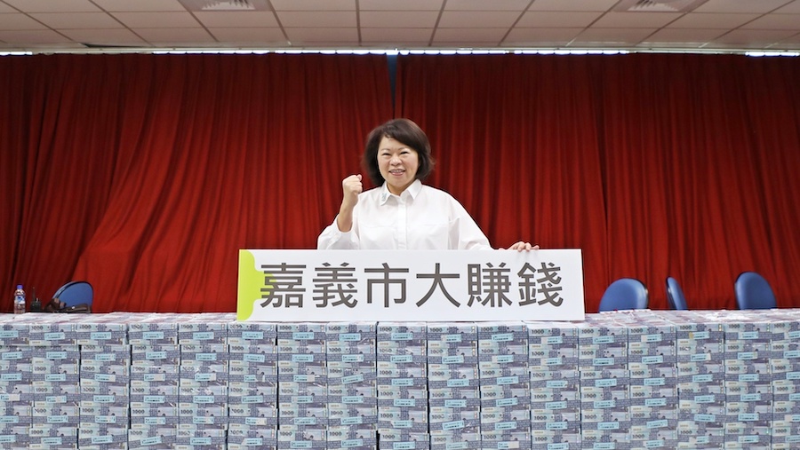 嘉義市政府團隊在勇媽黃敏惠市長帶領下，再勇奪全國縣市施政滿意度調查9金3銀肯定，含金量稱霸非六都、「縣市長滿意度」更已連續4年鍍金，非六都第一肯定。「幸福感」、「團隊表現」、「高齡友善」等面向也獲金獎。（圖/嘉義市政府提供）