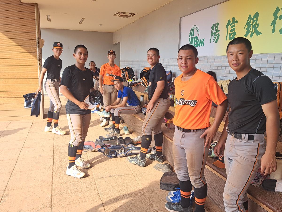 新北市代表隊小球員在休息室時也都不時互相鼓勵，展現了即將投入比賽的團隊精神。(影像由記者郭晉嘉拍攝)。