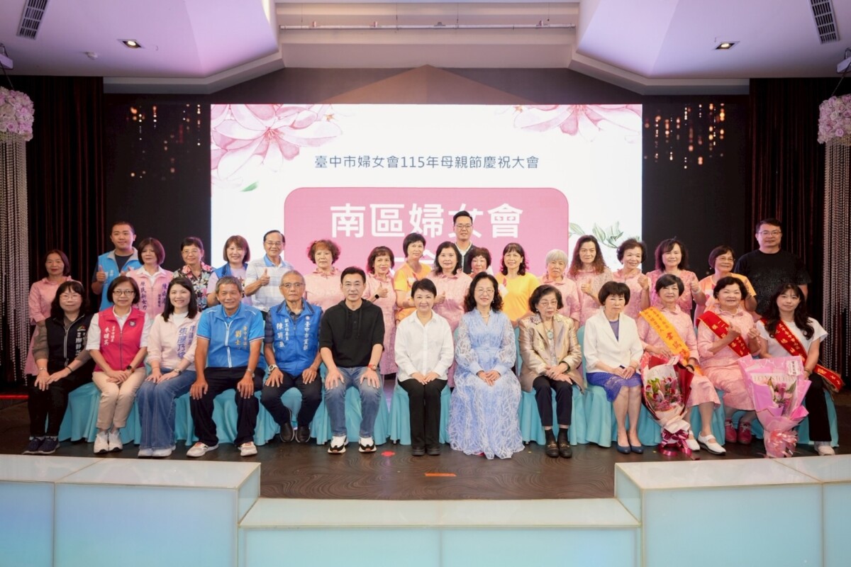 ▲盧秀燕和受表揚的媽媽們合影。(圖/記者顏淑娟翻攝)