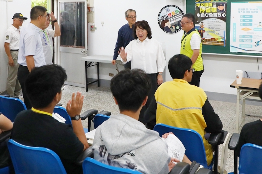 黃敏惠市長一早即赴國立嘉義高級中學考場，為全市2,576名考生加油打氣；鼓勵考生相信自己，「堅持就是勝利」，祝福每位考生都能發揮實力、金榜題名。（圖/嘉義市政府提供）
