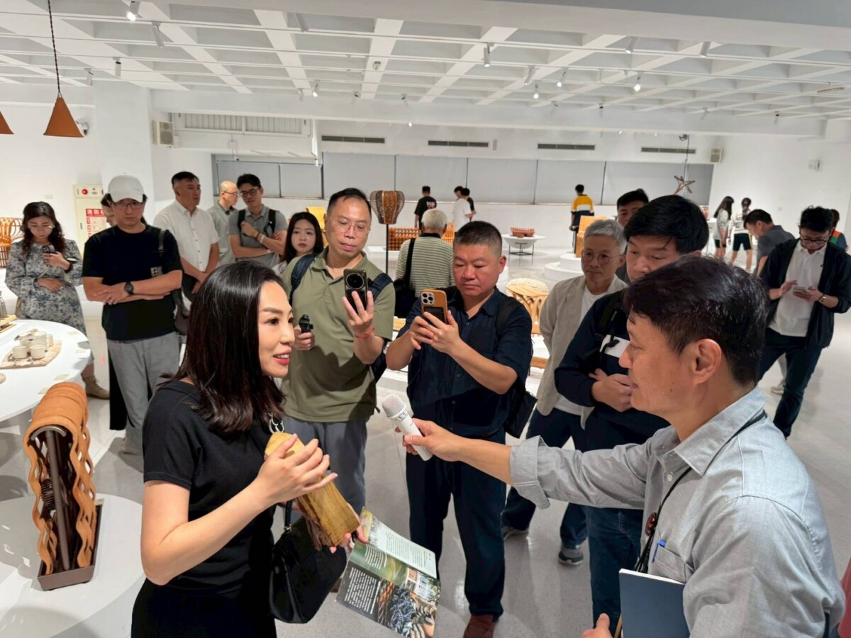 《Focus聚焦誌》執行長 鄭莉穎 (左一) (照片 / 相信閱讀提供)
