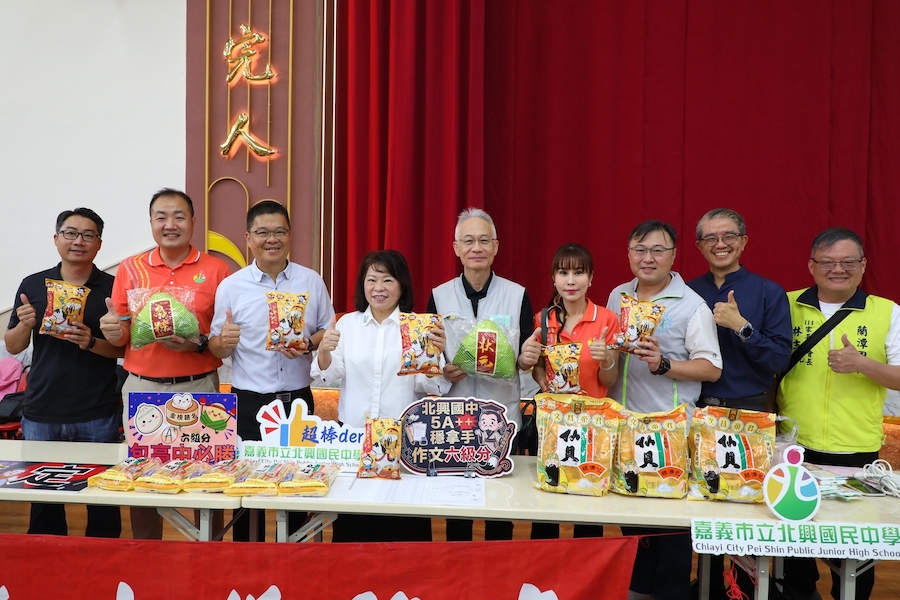 黃敏惠市長一早即赴國立嘉義高級中學考場，為全市2,576名考生加油打氣；鼓勵考生相信自己，「堅持就是勝利」，祝福每位考生都能發揮實力、金榜題名。（圖/嘉義市政府提供）