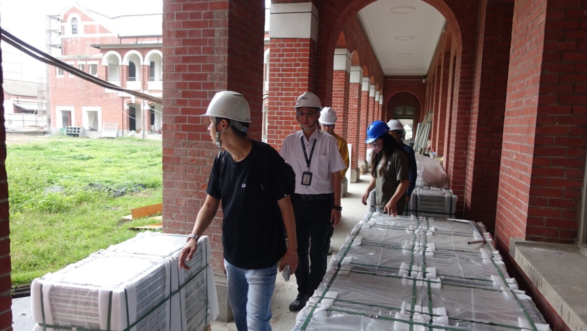 ▲處長視察州廳工地，並請團隊落實施工安全防護。(圖/記者顏淑娟翻攝)