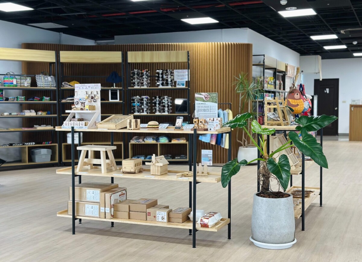 ▲館內空間舒適，導入特色商品展售。(圖/記者顏淑娟翻攝)