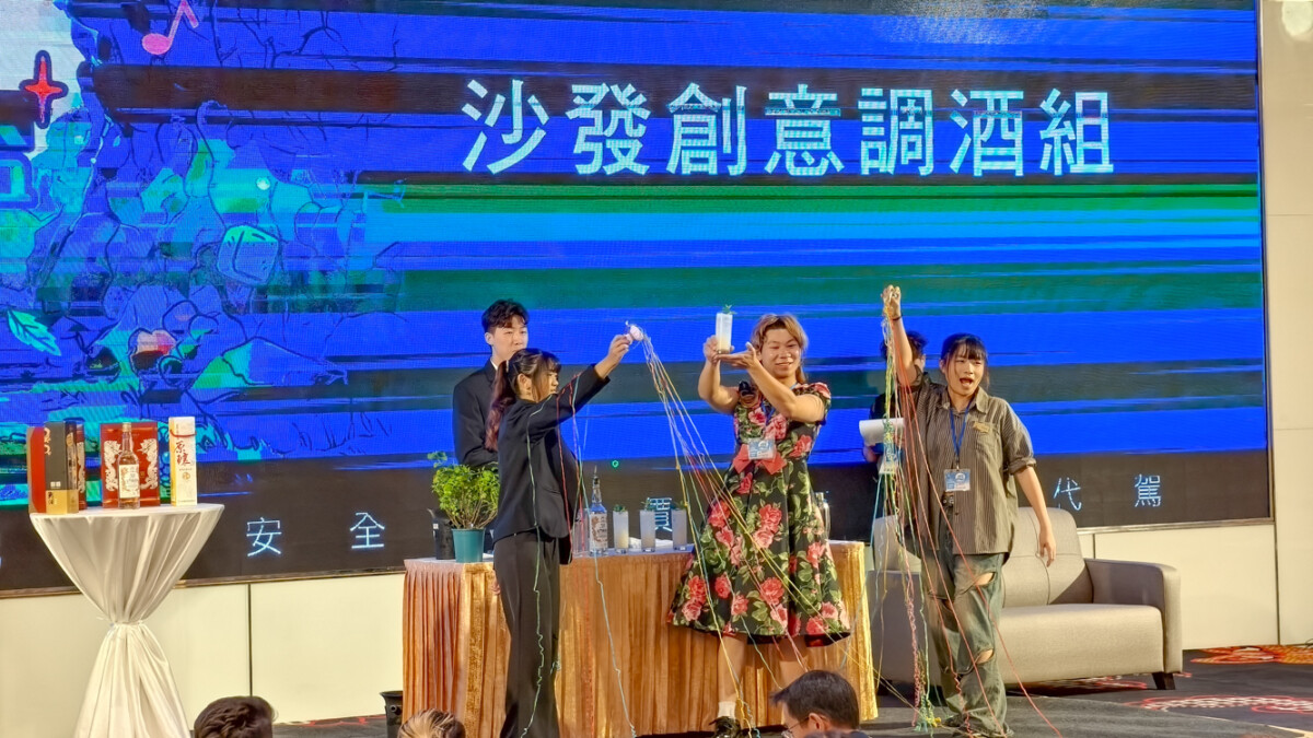 ▲沙發創意調酒賽讓學生在幽默詼諧的表演中，自行發揮調酒的創意比賽。（圖/記者黃淑貞攝）