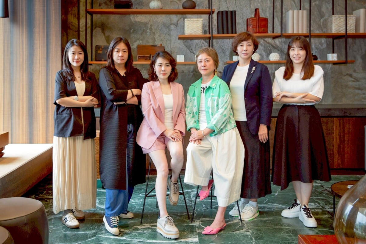 ▲承億酒店董事長戴淑玲(右三)將接任承億集團董事長一職，承億酒店總經理洪若宸(左三)升任承億集團副董事長兼承億建設董事長，承億集團創辦人戴俊郎的夫人凃韶紋(右二)出任承億文旅董事長正式加入營運團隊，三位董事長與核心幹部承億建設總經理李佳昕(右一)、承億文旅總經理戴嘉玉(左二)與承億集團品牌長簡巧珊(左一)共同延續承億集團文化與治理。（圖/承億集團提供）
