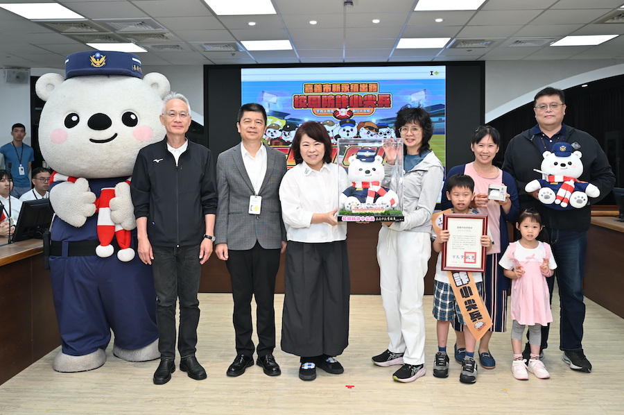 黃敏惠市長表彰學校積極參與「防詐偵探任務」推廣成效，親自頒獎感謝各校投入。（圖/嘉義市警察局提供）