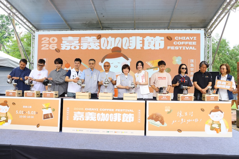 「2026嘉義咖啡節」在嘉義公園熱鬧登場，超過170家來自海內外的咖啡品牌與餐飲品牌及生活選物，讓活動現場人潮爆滿，咖啡迷收穫滿滿。（圖/嘉義市政府提供）