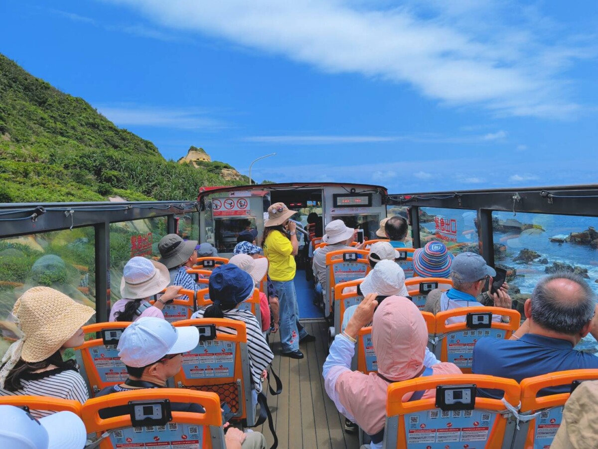 淡江大橋通車掀旅遊熱　雙層巴士賞北海岸美景爆紅