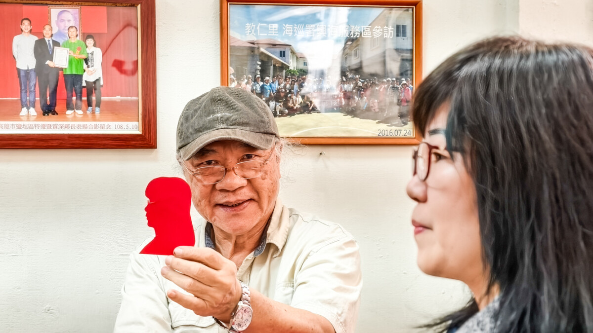▲剪影藝術家李明龍，透過眼力剪出母親歲月的痕跡，將記憶凝結於藝術之中，留下動人且珍貴的瞬間。（圖/記者黃淑貞攝）