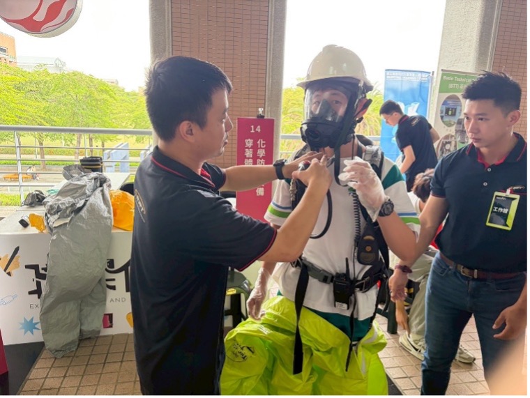 ▲科技大學與技術型高中於活動現場展示多元群科特色，學生透過互動體驗深入了解技職教育與未來職涯發展。(高雄科技大學/提供)