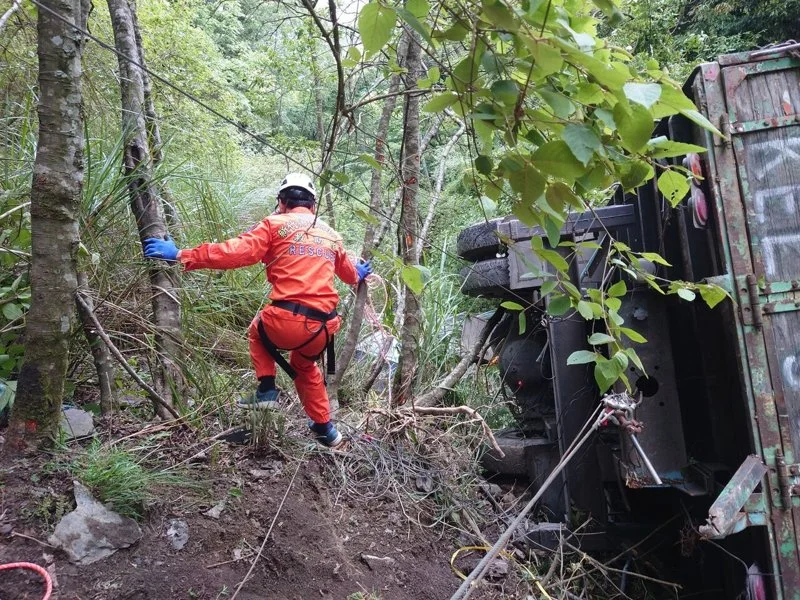 泰安大鹿林道工程車墜60米深谷　移工一度命危驚險搶救