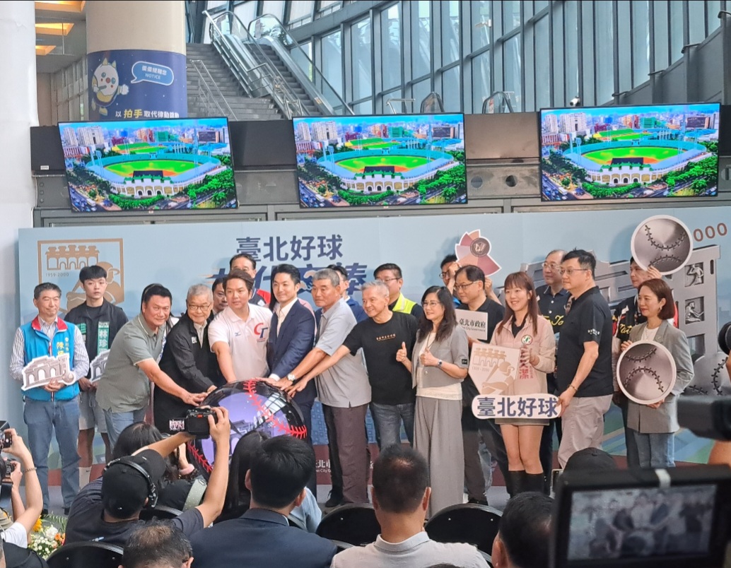 台北棒球紀念碑落成儀式星光熠熠，蔣萬安、周思齊、資深球評曾文誠親臨致詞；呂明賜、黃平洋等重量級球星齊聚見證。(影像由記者郭晉嘉拍攝)。