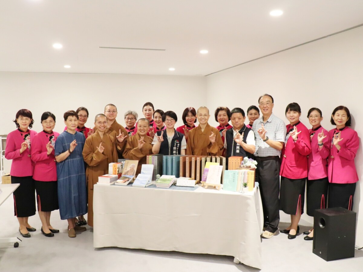 ▲佛光山惠中寺捐贈圖書給台中市立圖書館。(圖/記者顏淑娟翻攝)