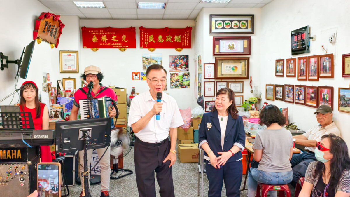 ▲高雄市前議長莊啟旺也前來共襄盛舉，感恩高陳文玲在母親節前夕舉辦溫馨活動。（圖/記者黃淑貞攝）