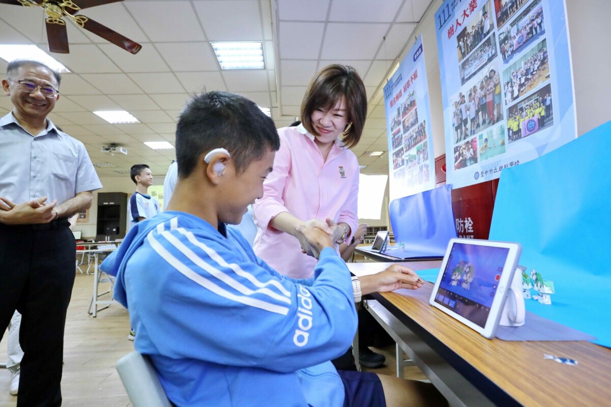 ▲新聞局長欒治誼與學生互動，一起製作動畫情形。(圖/中市府提供)